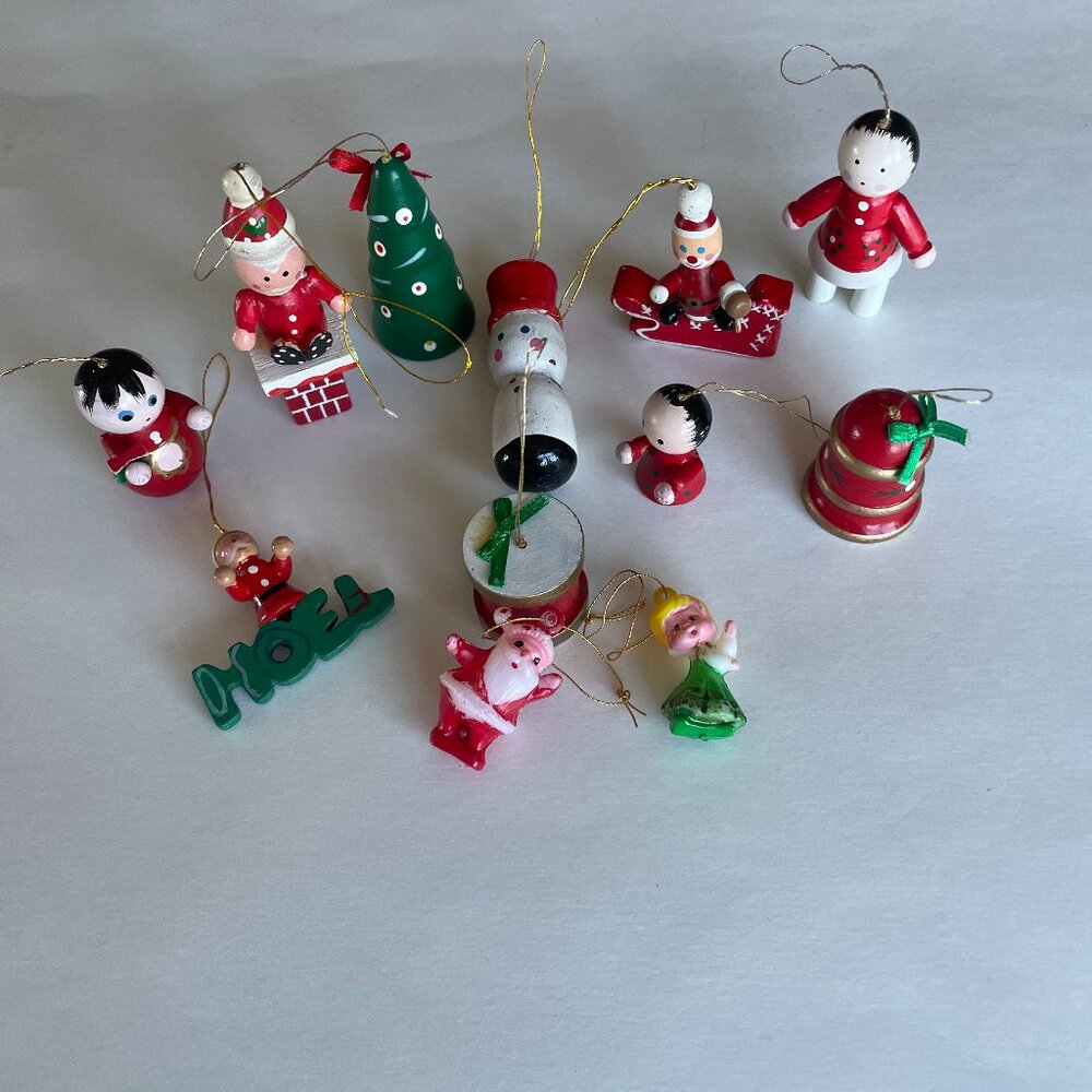 Vintage Wooden/Plastic Ornaments(12)